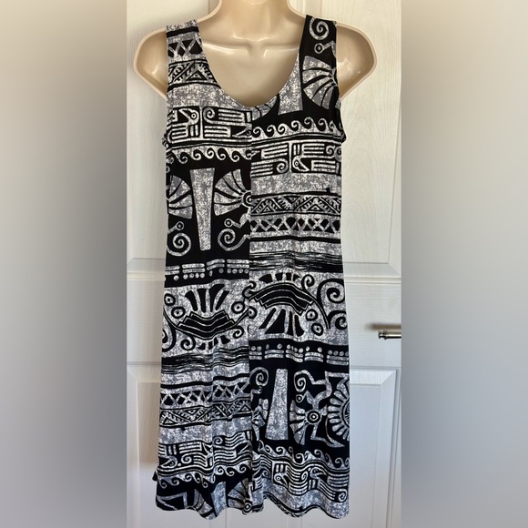 Aztec print sleeveless dress. Small but generously sized and stretchy. Black/wht - Picture 4 of 9